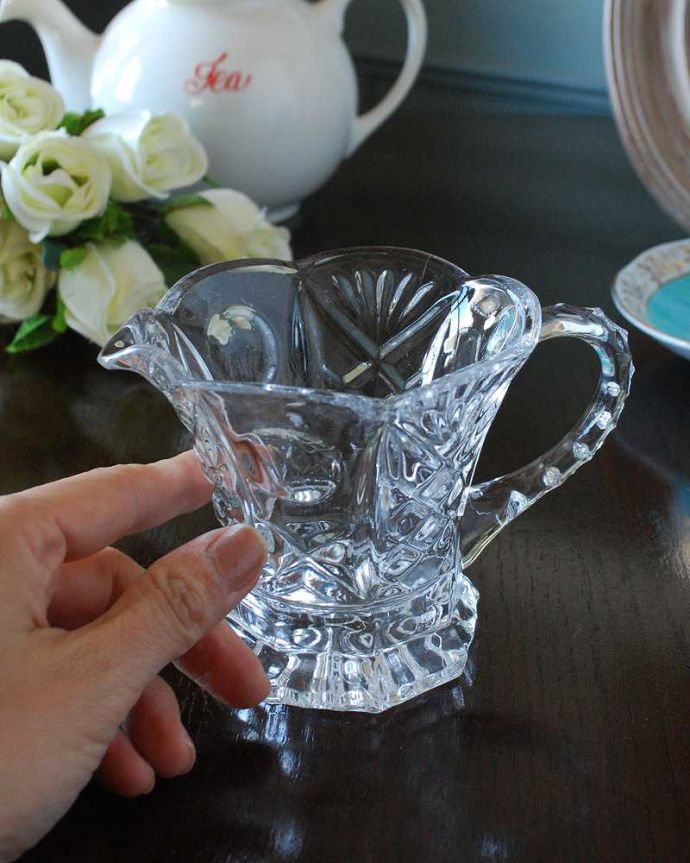 アンティーク 雑貨のガラス小物　アンティーク雑貨　花びらのような縁取りが可愛いガラスのミルクポット、アンティークプレスドグラス。持ち手もしっかり付いています昔と同じようにミルクを入れて使うのはもちろん使い方は自由自在。(pg-5429)