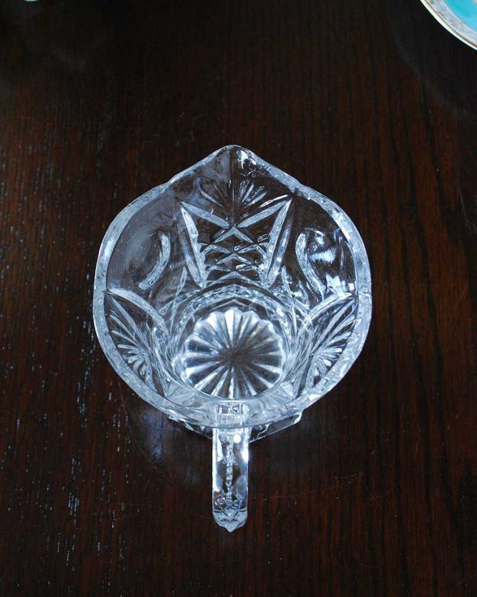 アンティーク 雑貨のガラス小物　アンティーク雑貨　花びらのような縁取りが可愛いガラスのミルクポット、アンティークプレスドグラス。上から見るとこんな感じです。(pg-5429)