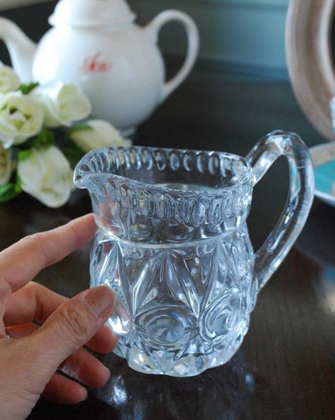 アンティーク 雑貨のガラス小物　アンティーク雑貨　キラキラ輝く小さなアンティークプレスドグラス、ミニピッチャー(ミルクポット) 。持ち手もしっかり付いています昔と同じようにミルクを入れて使うのはもちろん使い方は自由自在。(pg-5430)