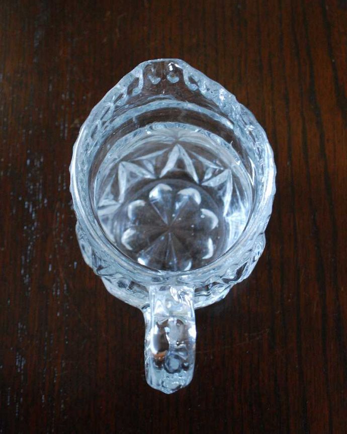 アンティーク 雑貨のガラス小物　アンティーク雑貨　キラキラ輝く小さなアンティークプレスドグラス、ミニピッチャー(ミルクポット) 。上から見るとこんな感じです。(pg-5430)