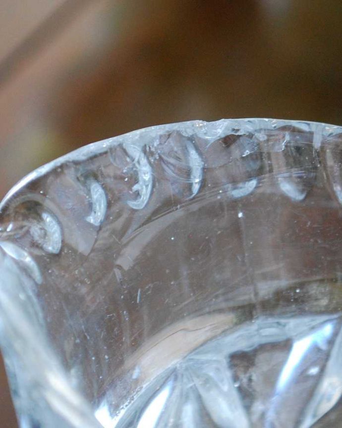 アンティーク 雑貨のガラス小物　アンティーク雑貨　キラキラ輝く小さなアンティークプレスドグラス、ミニピッチャー(ミルクポット) 。カケがあるのでSALE価格ですカケがありました。(pg-5430)