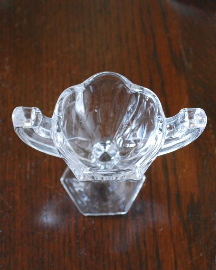 アンティーク 雑貨のガラス小物　アンティーク雑貨　ワンランク上の食卓をつくるプレスドグラス、ガラスのスパイスボウル(塩入れ) 。上から見るとこんな形アンティークなので多少のキズやカケがある場合はありますが、使用上問題はありませんのでご了承下さい。(pg-5432)