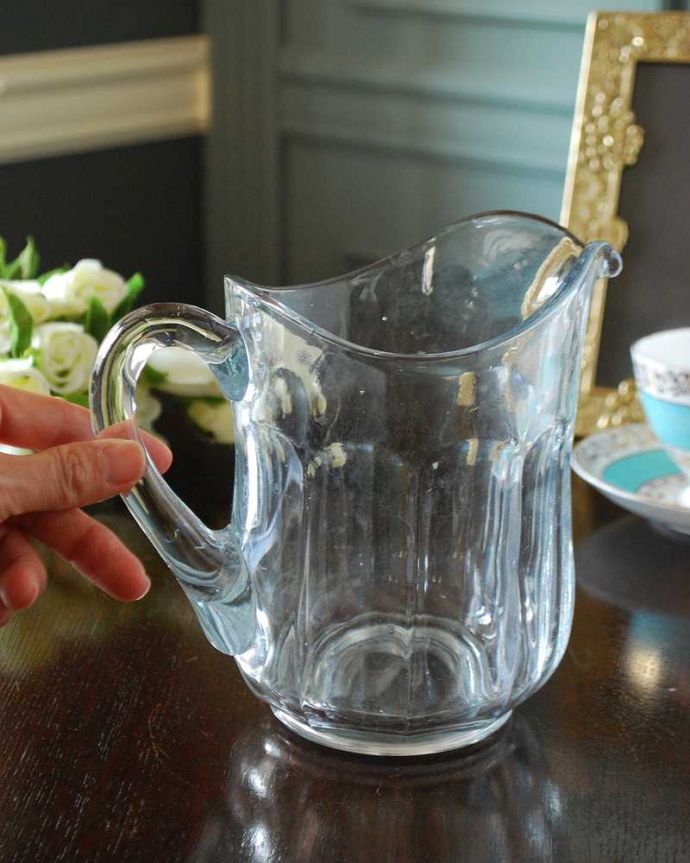 アンティーク 雑貨のガラス小物　アンティーク雑貨　ワンランク上の食卓を演出するガラスのピッチャー、アンティークプレスドグラスのレモネードジャグ。いろんな使い方で楽しんで下さい飲み物を入れるのはもちろんフラワーベースとしても使いやすい便利なサイズです。(pg-5433)