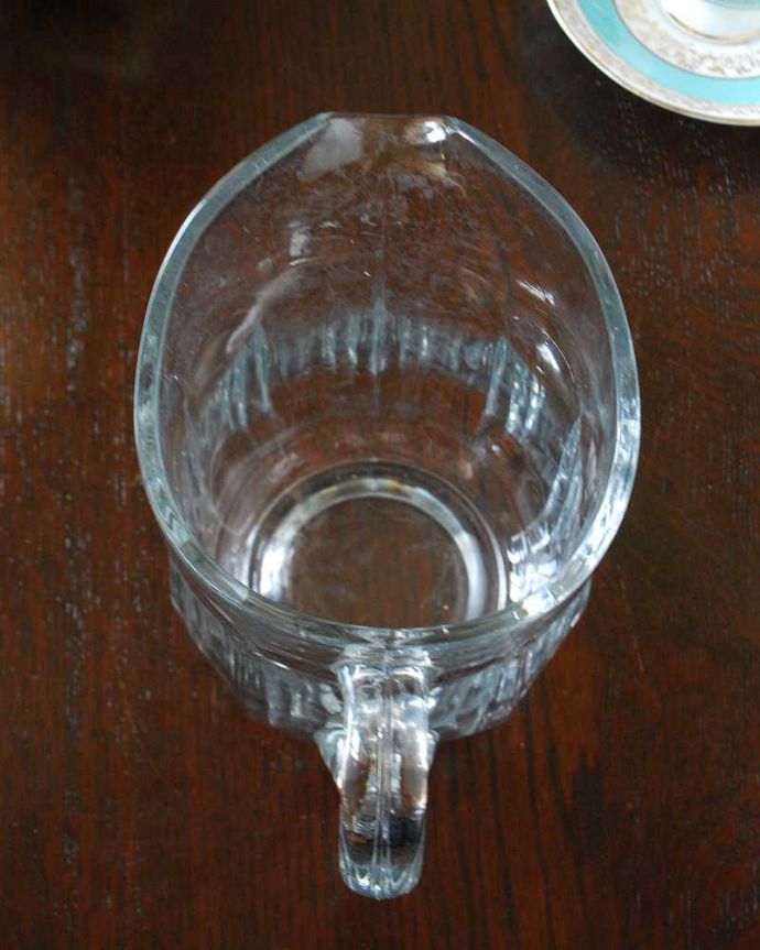 アンティーク 雑貨のガラス小物　アンティーク雑貨　ワンランク上の食卓を演出するガラスのピッチャー、アンティークプレスドグラスのレモネードジャグ。上から見るとこんな感じです。(pg-5433)