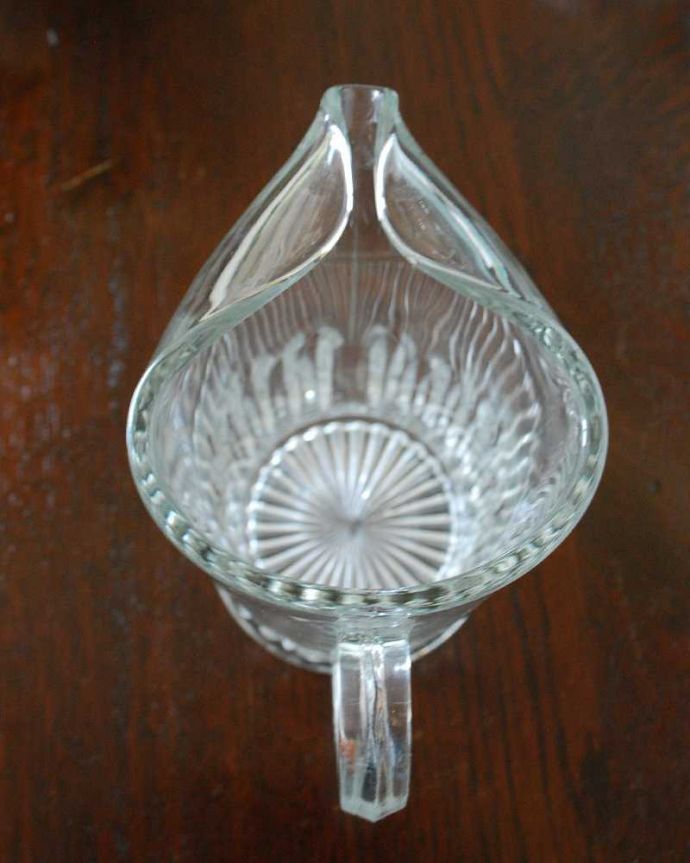 アンティーク 雑貨のガラス小物　アンティーク雑貨　ワンランク上の食卓を演出する、アンティークプレスドグラスのレモネードジャグ（ピッチャー）。上から見るとこんな感じです。(pg-5434)
