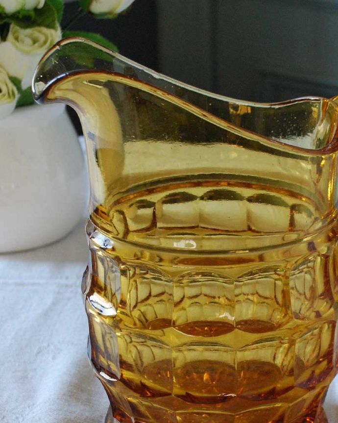アンティーク 雑貨のガラス小物　アンティーク雑貨　透き通るアンバーカラーが上品なアンティークプレスドグラスのピッチャー（ウォータージャグ）。英国の家庭には必ずあるウォータージャグアルコールを飲まない人のためにテーブルの中央にお水を置いて置かれていたウォータージャグ。(pg-5435)