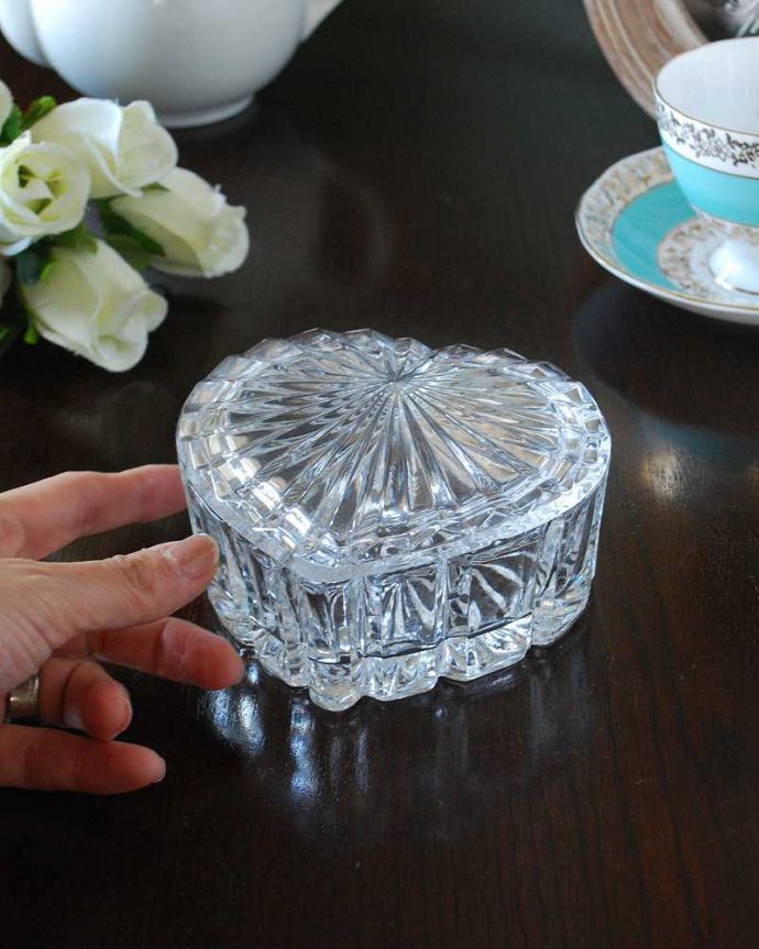 アンティーク 雑貨のガラス小物　アンティーク雑貨　ハート型の大人可愛いアンティークプレスドグラス、蓋付きのガラスケース 。ふたを開ける度にドキドキキラキラに輝く小物入れ。(pg-5436)