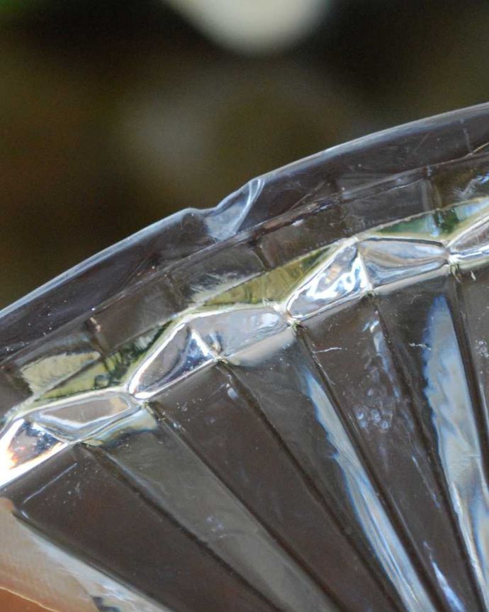 アンティーク 雑貨のガラス小物　アンティーク雑貨　ハート型の大人可愛いアンティークプレスドグラス、蓋付きのガラスケース 。カケがあるのでSALE価格ですカケがありました。(pg-5436)