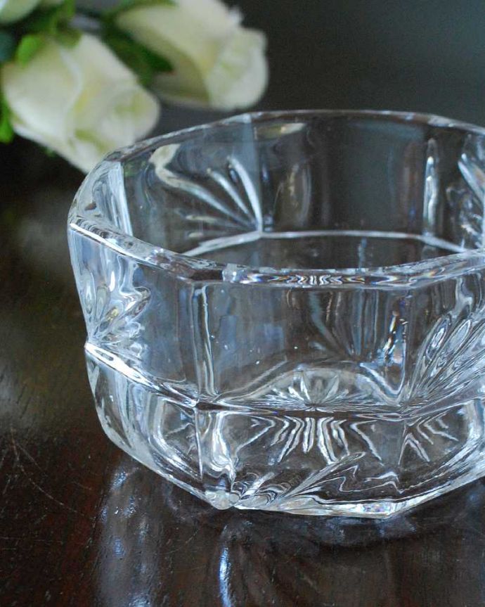 アンティーク 雑貨のガラス小物　アンティーク雑貨　キラキラと美しく輝くアンティークプレスドグラスのガラスボウル。食事の時間を楽しく過ごすために作られた器貴重だったガラスがプレスドグラスの発達によって気軽に手に入るようになった時代に作られたテーブルウェア。(pg-5442)