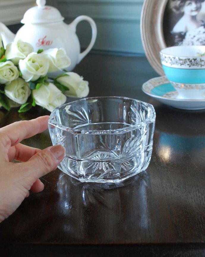 アンティーク 雑貨のガラス小物　アンティーク雑貨　キラキラと美しく輝くアンティークプレスドグラスのガラスボウル。いろいろ便利に使えます食卓で使うのはもちろん、アクセサリーを並べたり自分だけの使い方を楽しんで下さい。(pg-5442)