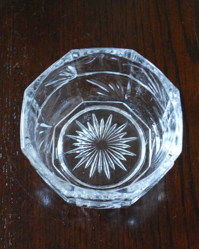 アンティーク 雑貨のガラス小物　アンティーク雑貨　キラキラと美しく輝くアンティークプレスドグラスのガラスボウル。上から見るとこんな感じです。(pg-5442)