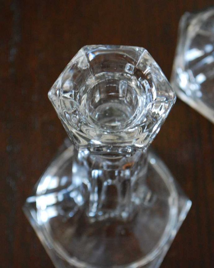 アンティーク 雑貨のガラス小物　アンティーク雑貨　イギリスで見つけたクリアガラスが美しいアンティークキャンドルスタンドセット（プレスドグラス）。上から見るとこんな感じですアンティークなので多少のキズやカケがある場合はありますが、使用上問題はありませんのでご了承下さい。(pg-5448)