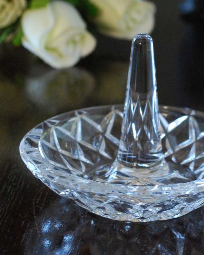 アンティーク 雑貨のガラス小物　アンティーク雑貨　ダイヤカットが美しいアンティークガラスのリングスタンド（プレスドグラス）。大切な指輪のために作られた場所真ん中に指輪を通して使われていたリングスタンド。(pg-5450)
