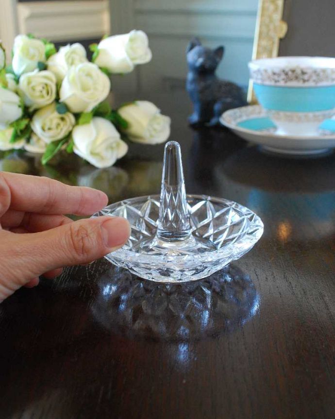 アンティーク 雑貨のガラス小物　アンティーク雑貨　ダイヤカットが美しいアンティークガラスのリングスタンド（プレスドグラス）。お気に入りのアクセサリーと一緒に真ん中に指輪を挿して周りにはピアスやネックレスを。(pg-5450)