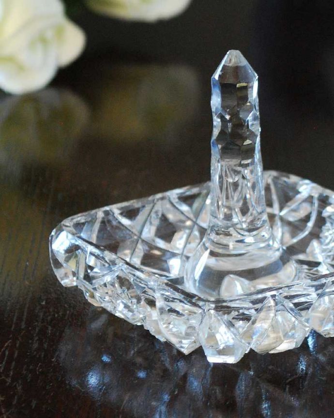 アンティーク 雑貨のガラス小物　アンティーク雑貨　カッティングも美しいダイヤ型のアンティークガラスのリングスタンド（プレスドグラス）。大切な指輪のために作られた場所真ん中に指輪を通して使われていたリングスタンド。(pg-5451)