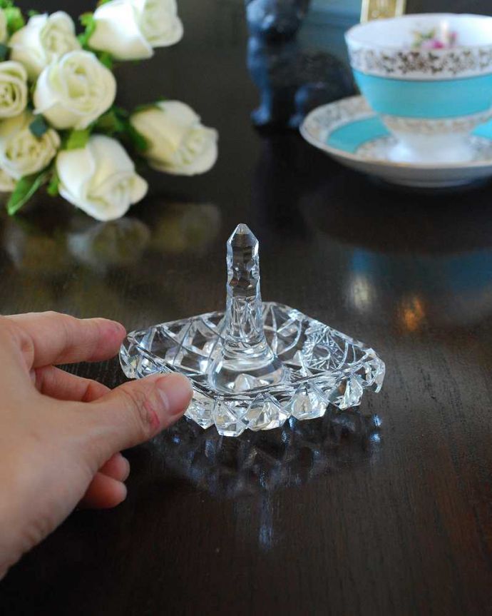 アンティーク 雑貨のガラス小物　アンティーク雑貨　カッティングも美しいダイヤ型のアンティークガラスのリングスタンド（プレスドグラス）。お気に入りのアクセサリーと一緒に真ん中に指輪を挿して周りにはピアスやネックレスを。(pg-5451)
