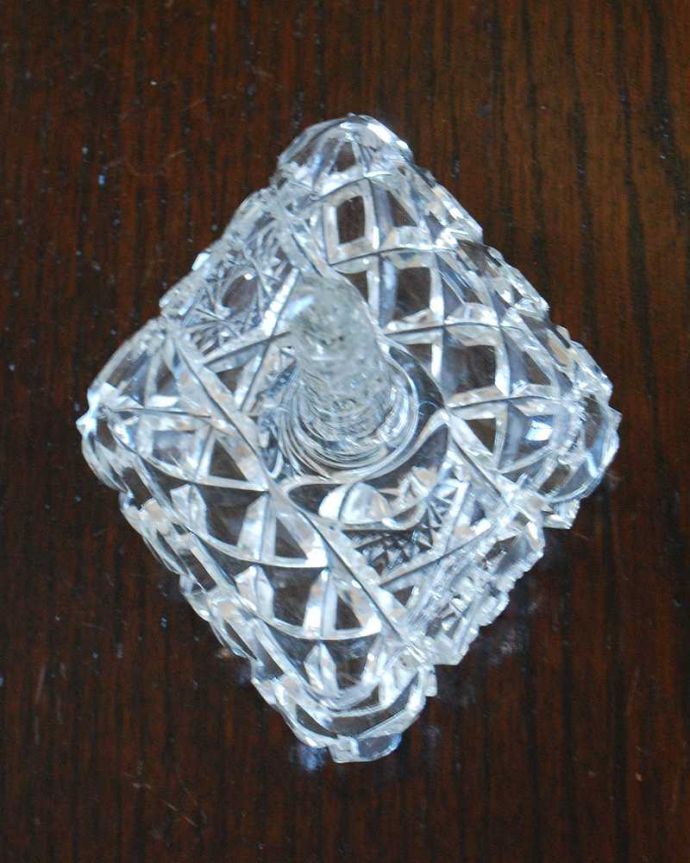 アンティーク 雑貨のガラス小物　アンティーク雑貨　カッティングも美しいダイヤ型のアンティークガラスのリングスタンド（プレスドグラス）。上から見るとこんな感じですアンティークなので多少のキズ・欠けがある場合がありますが、使用上問題ありませんので予めご了承下さい。(pg-5451)