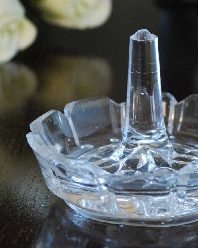 アンティーク 雑貨のガラス小物　アンティーク雑貨　お花のかたちが可愛いアクセサリートレー、アンティークガラスのリングスタンド（プレスドグラス） 。大切な指輪のために作られた場所真ん中に指輪を通して使われていたリングスタンド。(pg-5452)