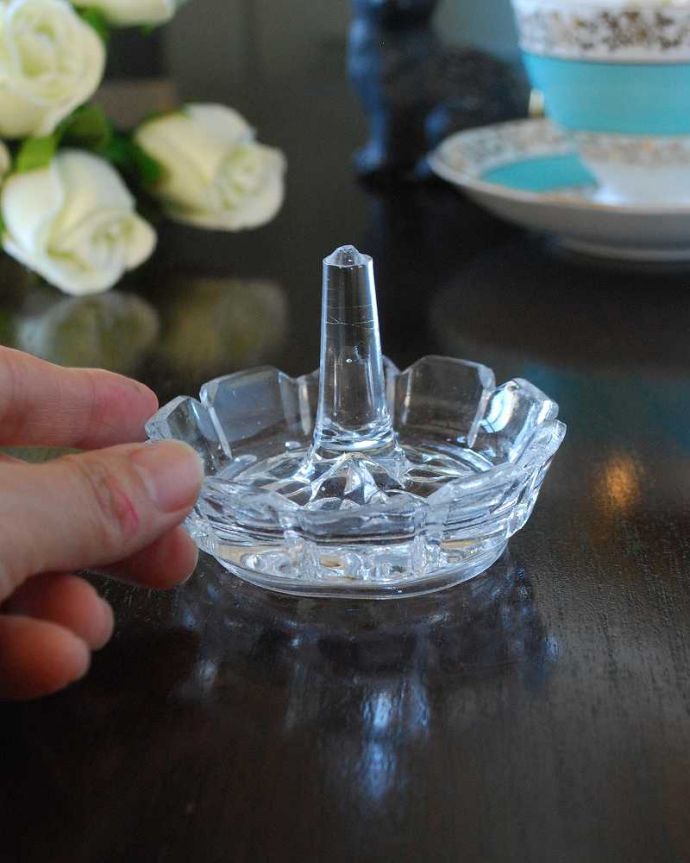 アンティーク 雑貨のガラス小物　アンティーク雑貨　お花のかたちが可愛いアクセサリートレー、アンティークガラスのリングスタンド（プレスドグラス） 。お気に入りのアクセサリーと一緒に真ん中に指輪を挿して周りにはピアスやネックレスを。(pg-5452)