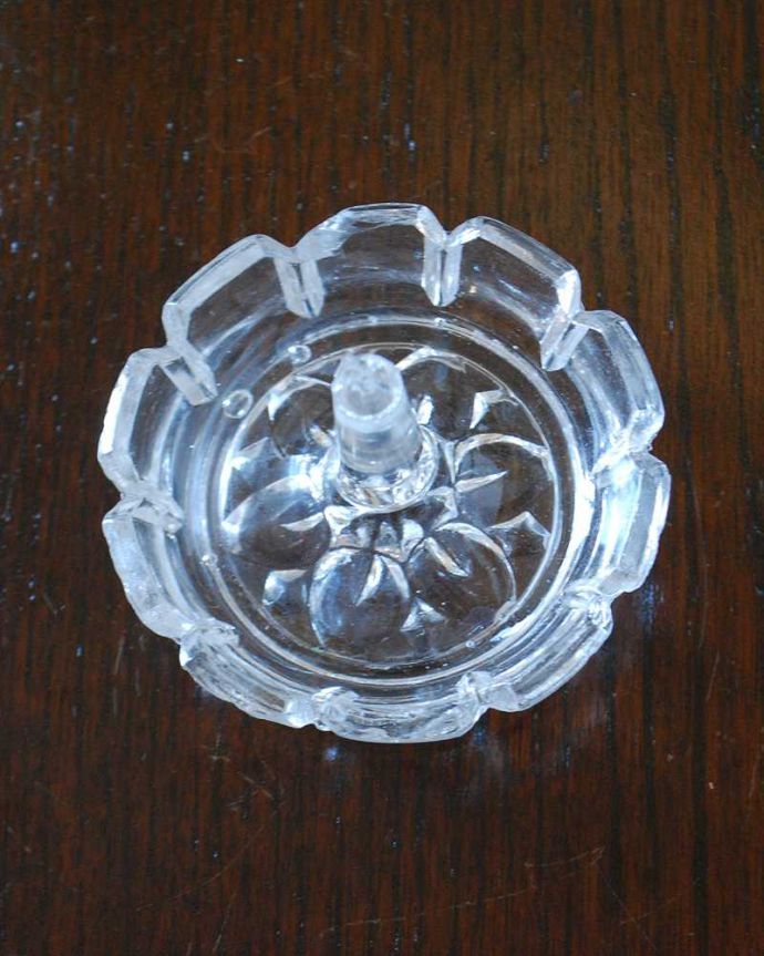 アンティーク 雑貨のガラス小物　アンティーク雑貨　お花のかたちが可愛いアクセサリートレー、アンティークガラスのリングスタンド（プレスドグラス） 。上から見るとこんな感じですアンティークなので多少のキズ・欠けがある場合がありますが、使用上問題ありませんので予めご了承下さい。(pg-5452)