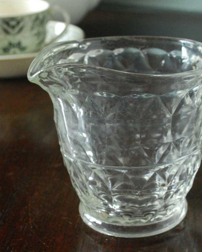 アンティーク 雑貨のガラス小物　アンティーク雑貨　アンティークのプレスドグラス、ティータイムが楽しくなるガラスのピッチャー（ミルクポット） 。お茶の時間に欠かせないミルクピッチャーミルクティーが大好きな英国人が作ったガラスのミルクピッチャーは、たっぷりミルクが注げるようにサイズが大きめです。(pg-5462)