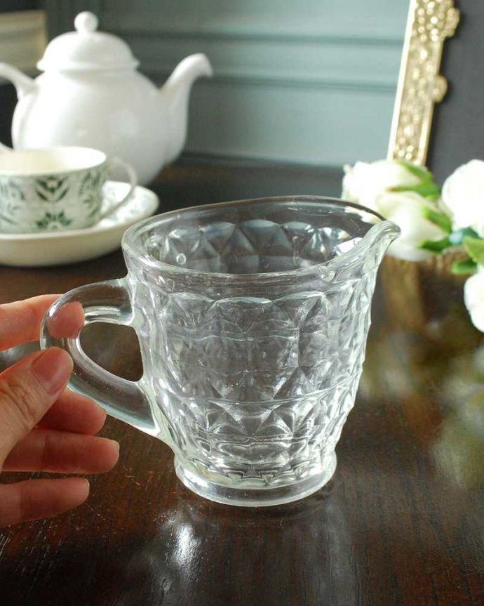 アンティーク 雑貨のガラス小物　アンティーク雑貨　アンティークのプレスドグラス、ティータイムが楽しくなるガラスのピッチャー（ミルクポット） 。持ち手もしっかり付いています昔と同じようにミルクを入れて使うのはもちろん使い方は自由自在。(pg-5462)