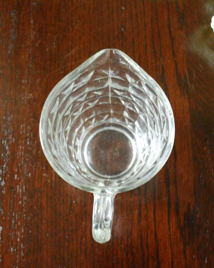 アンティーク 雑貨のガラス小物　アンティーク雑貨　アンティークのプレスドグラス、ティータイムが楽しくなるガラスのピッチャー（ミルクポット） 。上から見るとこんな感じです。(pg-5462)