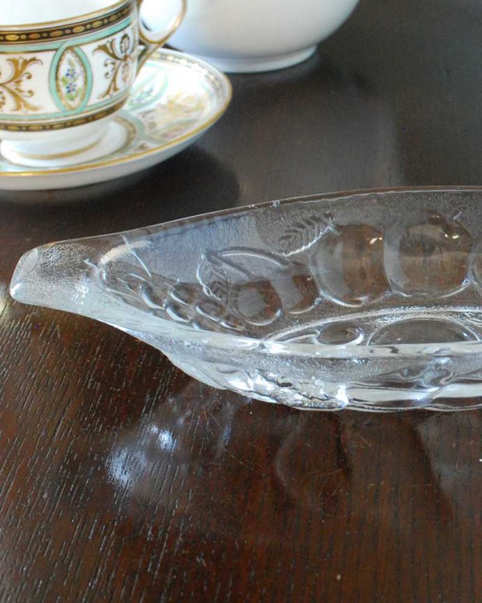 アンティーク 雑貨のガラス小物　アンティーク雑貨　フルーツがたっぷりデザインされたアンティークガラストレイ、プレスドグラスプレート。食事の時間を楽しく過ごすために作られた器貴重だったガラスがプレスドグラスの発達によって気軽に手に入るようになった時代に作られたテーブルウェア。(pg-5463)