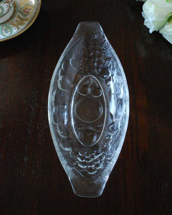 アンティーク 雑貨のガラス小物　アンティーク雑貨　フルーツがたっぷりデザインされたアンティークガラストレイ、プレスドグラスプレート。上から見るとこんな感じです。(pg-5463)