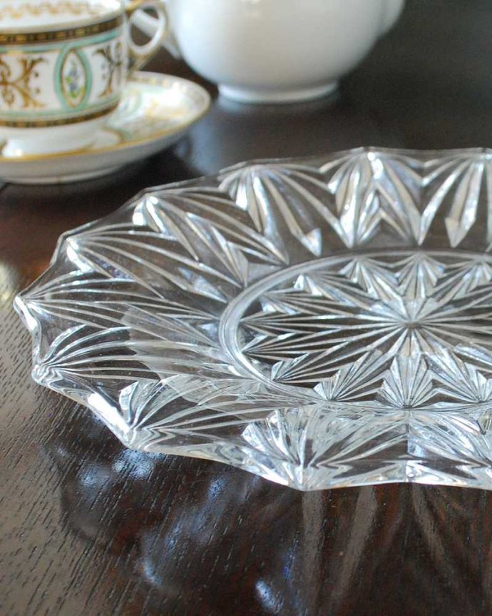 アンティーク 雑貨のガラス小物　アンティーク雑貨　お花が咲いたような華やかなアンティークプレート（プレスドグラス）。食事の時間を楽しく過ごすために作られた器貴重だったガラスがプレスドグラスの発達によって気軽に手に入るようになった時代に作られたテーブルウェア。(pg-5466)