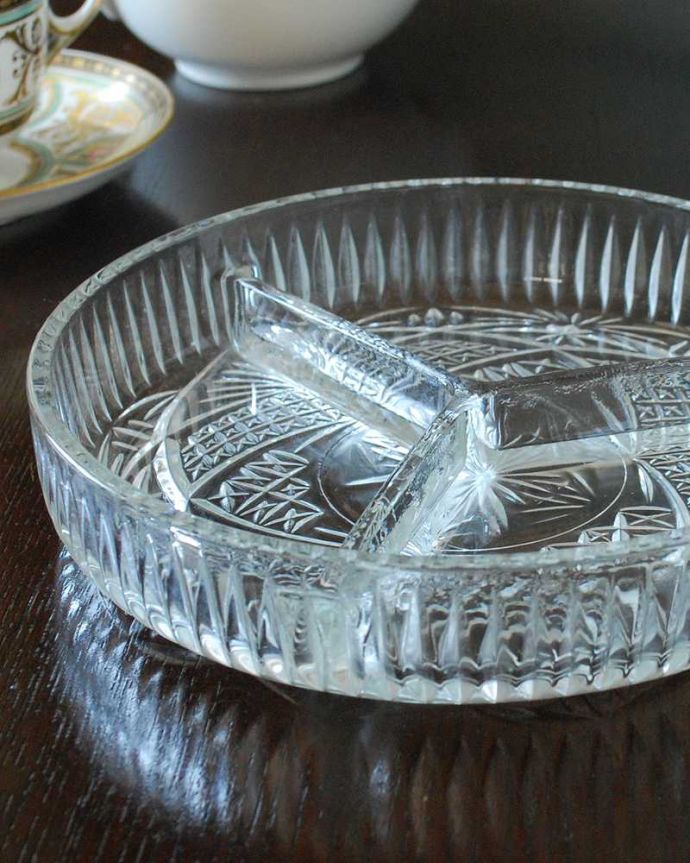 アンティーク 雑貨のガラス小物　アンティーク雑貨　仕切り付きアンティークガラストレー（アンティークプレート）、プレスドグラス。食事の時間を楽しく過ごすために作られた器貴重だったガラスがプレスドグラスの発達によって気軽に手に入るようになった時代に作られたテーブルウェア。(pg-5467)