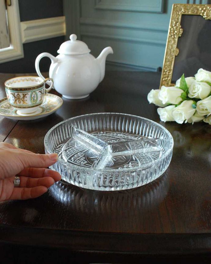 アンティーク 雑貨のガラス小物　アンティーク雑貨　仕切り付きアンティークガラストレー（アンティークプレート）、プレスドグラス。いろいろ便利に使えます仕切りが付いているので食卓で使うのはもちろん、アクセサリーを並べたり自分だけの使い方を楽しんで下さい。(pg-5467)