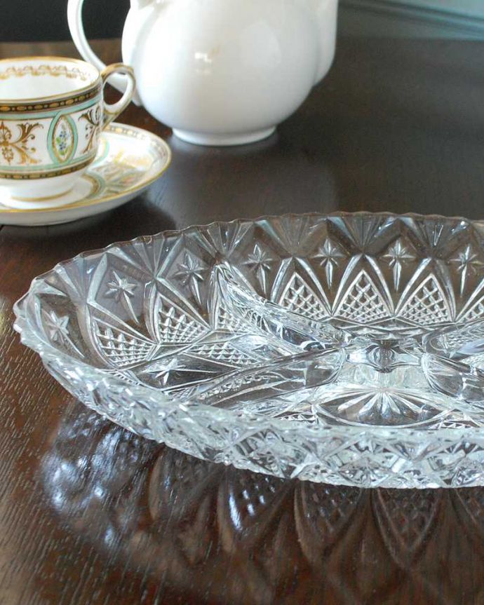アンティーク 雑貨のガラス小物　アンティーク雑貨　イギリスのアンティークプレスドグラスのトレー、便利な仕切り付きプレート。食事の時間を楽しく過ごすために作られた器貴重だったガラスがプレスドグラスの発達によって気軽に手に入るようになった時代に作られたテーブルウェア。(pg-5469)