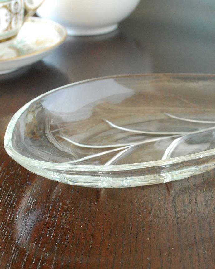 アンティーク 雑貨のガラス小物　アンティーク雑貨　リーフのかたちをした可愛いガラスのプレート、アンティークプレスドグラス。食事の時間を楽しく過ごすために作られた器貴重だったガラスがプレスドグラスの発達によって気軽に手に入るようになった時代に作られたテーブルウェア。(pg-5471)