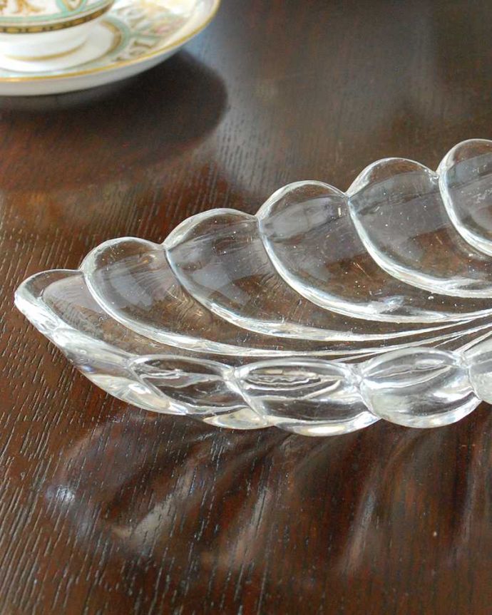 アンティーク 雑貨のガラス小物　アンティーク雑貨　食卓を華やかにするリーフのようなモチーフのガラストレー（アンティークプレスドグラス） 。食事の時間を楽しく過ごすために作られた器貴重だったガラスがプレスドグラスの発達によって気軽に手に入るようになった時代に作られたテーブルウェア。(pg-5472)