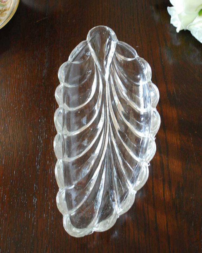 アンティーク 雑貨のガラス小物　アンティーク雑貨　食卓を華やかにするリーフのようなモチーフのガラストレー（アンティークプレスドグラス） 。上から見るとこんな感じです。(pg-5472)