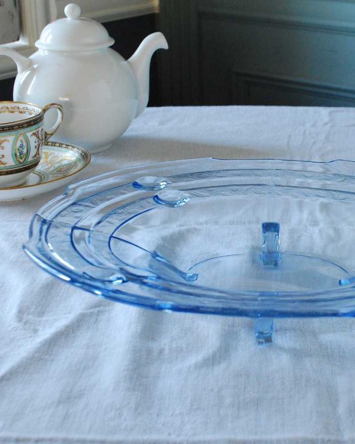 アンティーク 雑貨のガラス小物　アンティーク雑貨　爽やかなブルーが美しい脚付きの器、アンティークプレスドグラス（プレート）。食事の時間を楽しく過ごすために作られた器貴重だったガラスがプレスドグラスの発達によって気軽に手に入るようになった時代に作られたテーブルウェア。(pg-5474)