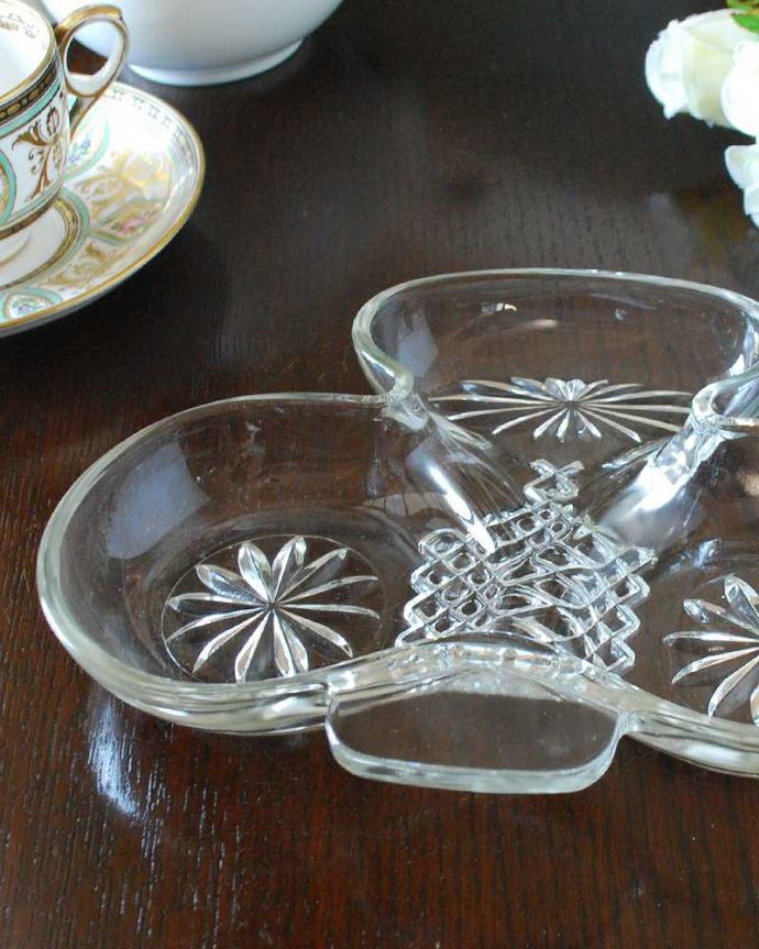 アンティーク 雑貨のガラス小物　アンティーク雑貨　クローバーモチーフがテーブルセッティングのアクセントになる、アンティークプレスドグラスのトレー。食事の時間を楽しく過ごすために作られた器貴重だったガラスがプレスドグラスの発達によって気軽に手に入るようになった時代に作られたテーブルウェア。(pg-5476)