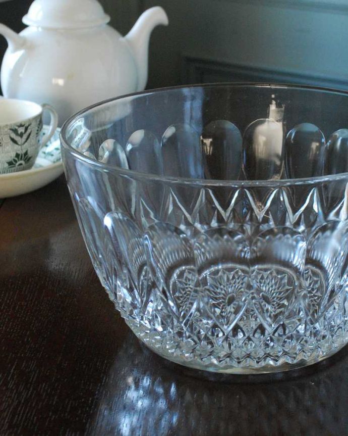 アンティーク 雑貨のガラス小物　アンティーク雑貨　華やかなカッティングが美しいガラスボウル、アンティーク プレスドグラス。食事の時間を楽しく過ごすために作られた器貴重だったガラスがプレスドグラスの発達によって気軽に手に入るようになった時代に作られたテーブルウェア。(pg-5478)