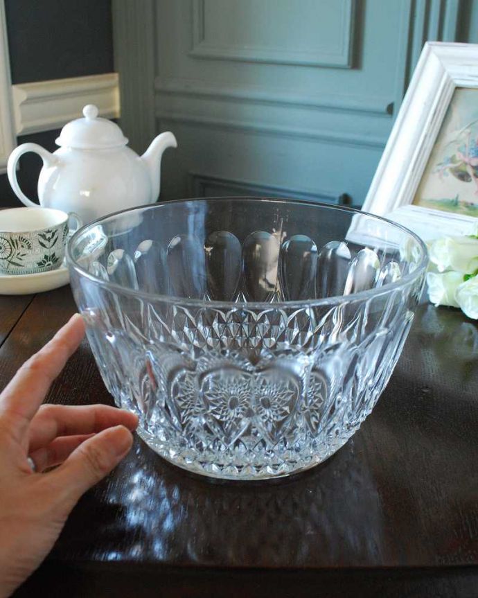 アンティーク 雑貨のガラス小物　アンティーク雑貨　華やかなカッティングが美しいガラスボウル、アンティーク プレスドグラス。いろいろ便利に使えます食卓で使うのはもちろん、お花を浮かべたり、花器代わりに使ったりと自分だけの使い方を楽しんで下さい。(pg-5478)