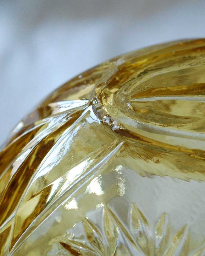 アンティーク 雑貨のガラス小物　アンティーク雑貨　縁どりのカッティングが華やかなアンティークプレスドグラスのガラスボウル 。カケがあるのでSALE価格ですカケがありました。(pg-5481)