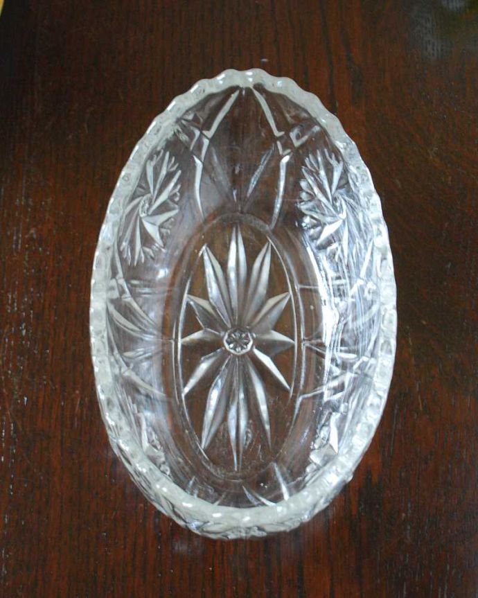 アンティーク 雑貨のガラス小物　アンティーク雑貨　キラキラと美しく輝くアンティークプレスドグラスのガラスボウル。上から見るとこんな感じです。(pg-5482)