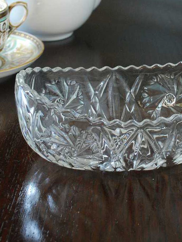 アンティーク 雑貨のガラス小物　アンティーク雑貨　キラキラと美しく輝くアンティークプレスドグラスのガラスボウル。食事の時間を楽しく過ごすために作られた器貴重だったガラスがプレスドグラスの発達によって気軽に手に入るようになった時代に作られたテーブルウェア。(pg-5482)