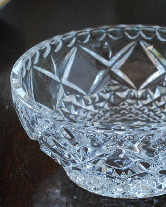 アンティーク雑貨 キラキラと美しく輝く可愛いガラスボウル、持ち手付きのアンティークプレスドグラス。食事の時間を楽しく過ごすために作られた器貴重だったガラスがプレスドグラスの発達によって気軽に手に入るようになった時代に作られたテーブルウェア。(pg-5483)