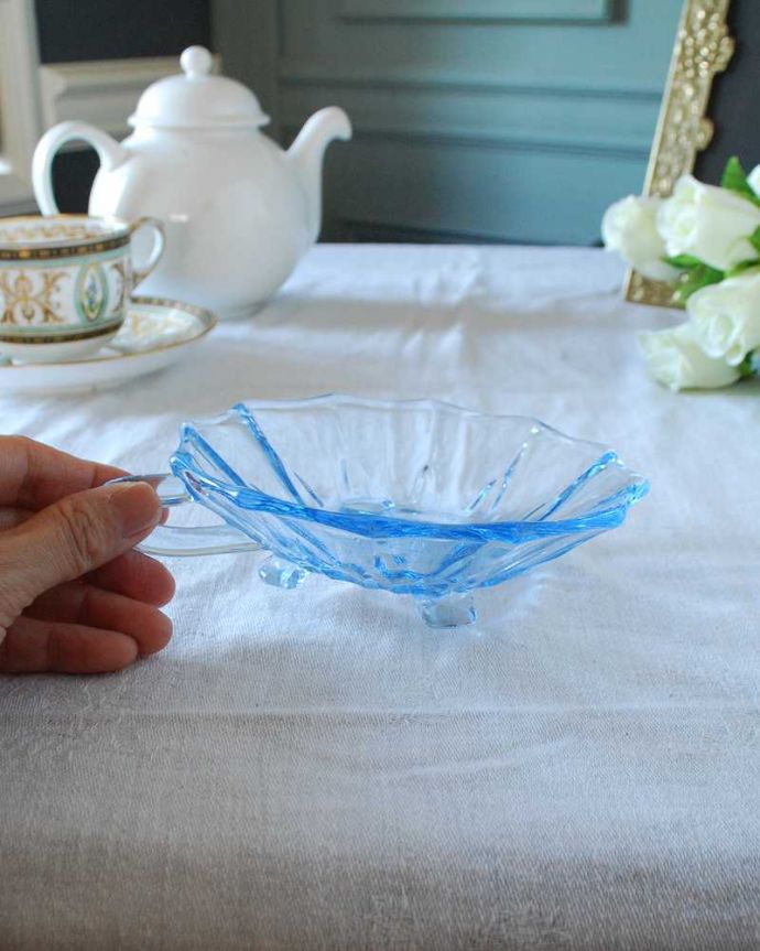アンティーク 雑貨のガラス小物　アンティーク雑貨　透明感のある美しいブルーのアンティークプレスドグラス、プレート（お皿）。いろいろ便利に使えます食卓で使うのはもちろん、アクセサリーを並べたり自分だけの使い方を楽しんで下さい。(pg-5484)