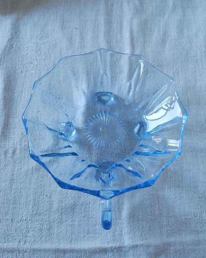 アンティーク 雑貨のガラス小物　アンティーク雑貨　透明感のある美しいブルーのアンティークプレスドグラス、プレート（お皿）。上から見るとこんな感じです。(pg-5484)