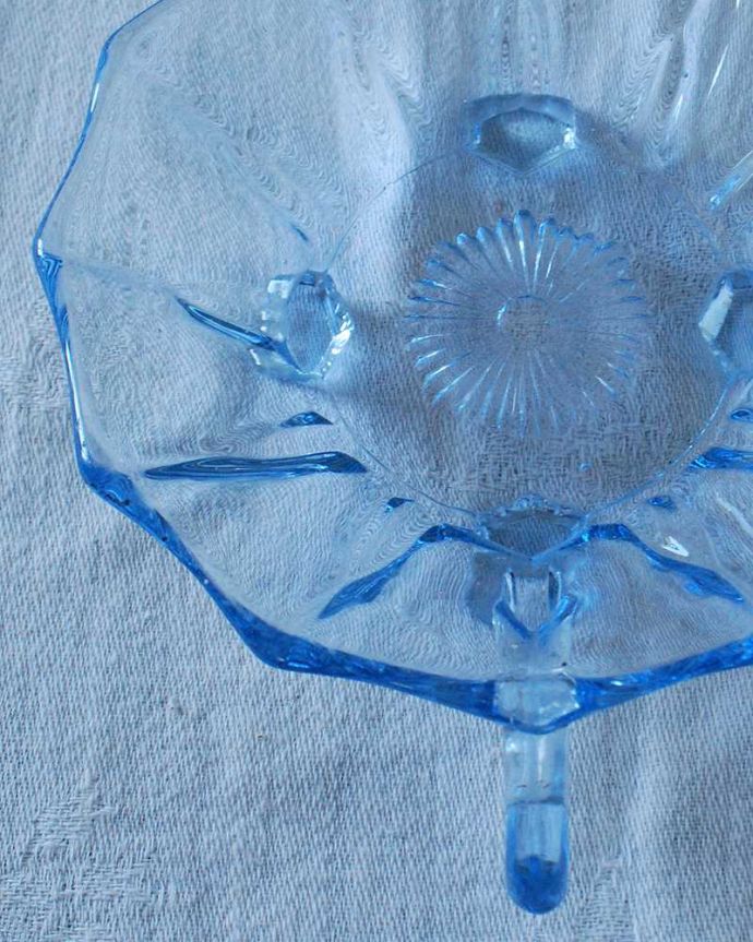 アンティーク 雑貨のガラス小物　アンティーク雑貨　透明感のある美しいブルーのアンティークプレスドグラス、プレート（お皿）。食事の時間を楽しく過ごすために作られた器貴重だったガラスがプレスドグラスの発達によって気軽に手に入るようになった時代に作られたテーブルウェア。(pg-5484)