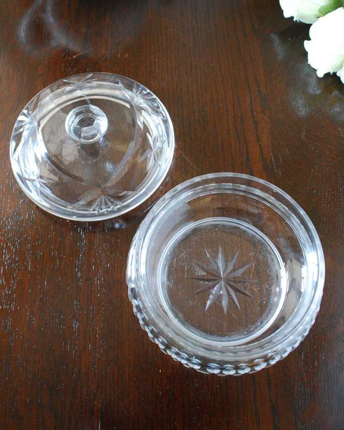 アンティーク 雑貨のガラス小物　アンティーク雑貨　イギリスで見つけたキャニスター、フタ付きのアンティークガラスケース（プレスドグラス）。中を見るとこんな感じアンティークなので多少のキズ・欠けがある場合がありますが、使用上問題ありませんのでご了承下さい。(pg-5485)