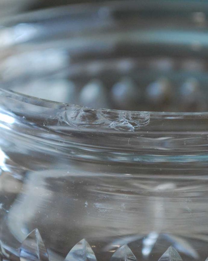 アンティーク 雑貨のガラス小物　アンティーク雑貨　イギリスで見つけたキャニスター、フタ付きのアンティークガラスケース（プレスドグラス）。カケがあるのでSALE価格ですカケがありました。(pg-5485)