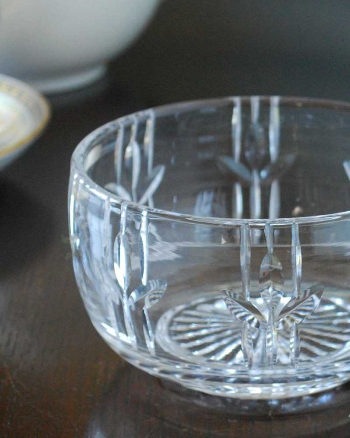 アンティーク雑貨 お花が咲いているような可愛い小さなアンティークガラスボウル（プレスドグラス）。食事の時間を楽しく過ごすために作られた器貴重だったガラスがプレスドグラスの発達によって気軽に手に入るようになった時代に作られたテーブルウェア。(pg-5486)